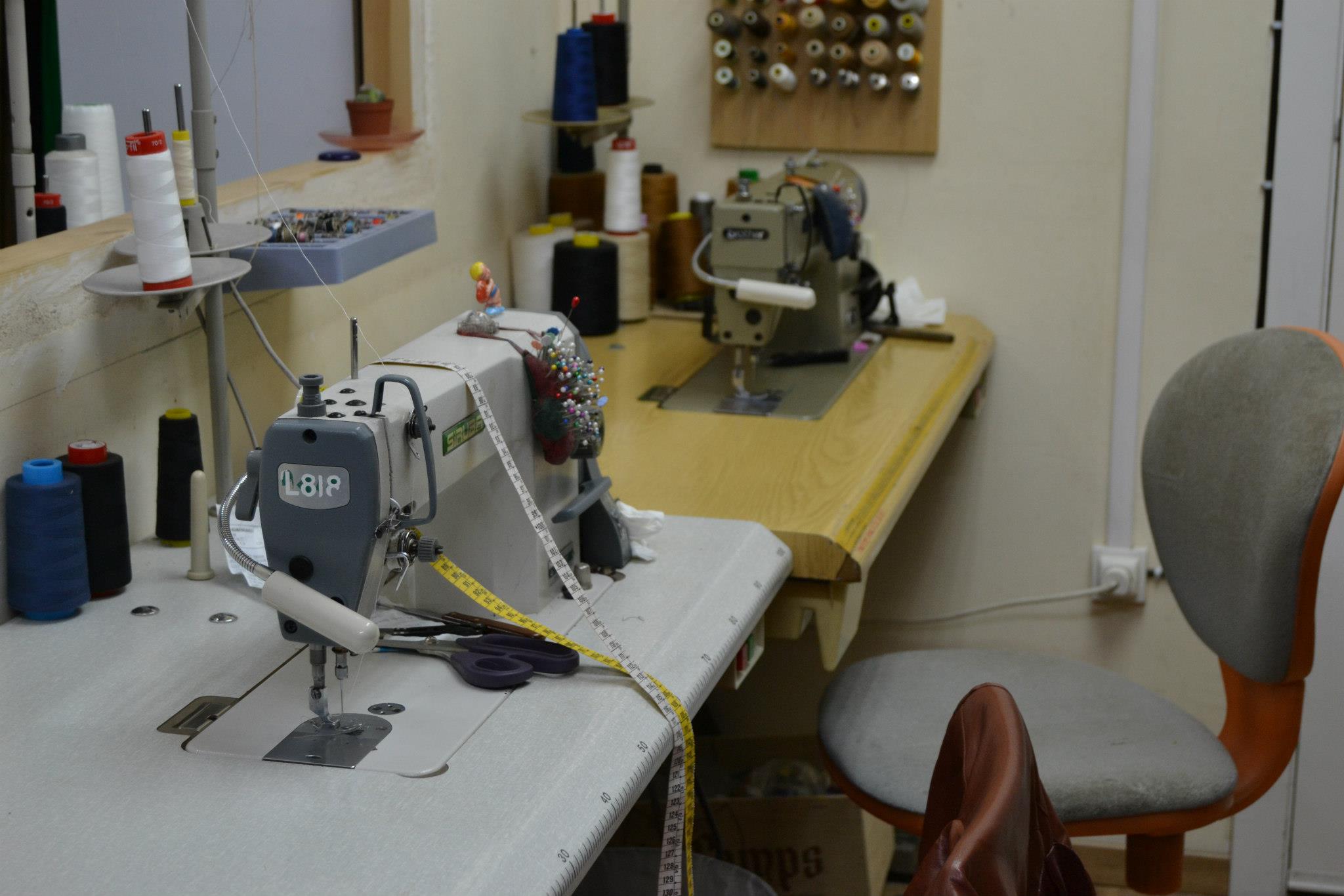 Interior del taller Dayse con maquinas de coser industriales y profesionales para arreglos de ropa en L'Hospitalet